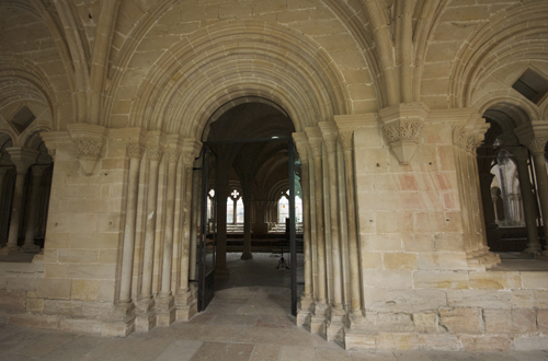 Puerta de entrada a la sala cpitular de Poblet